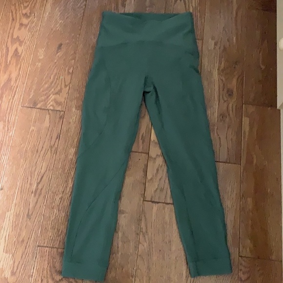 *SOLD* LULULEMON BRAND NEW crop legging - Picture 6 of 7